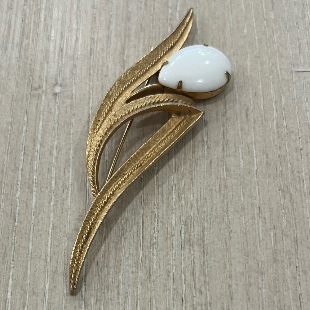 VINTAGE SARAH COVENTRY GOLD TONE PIN BROACH WITH LARGE WHITE GLASS BEAD